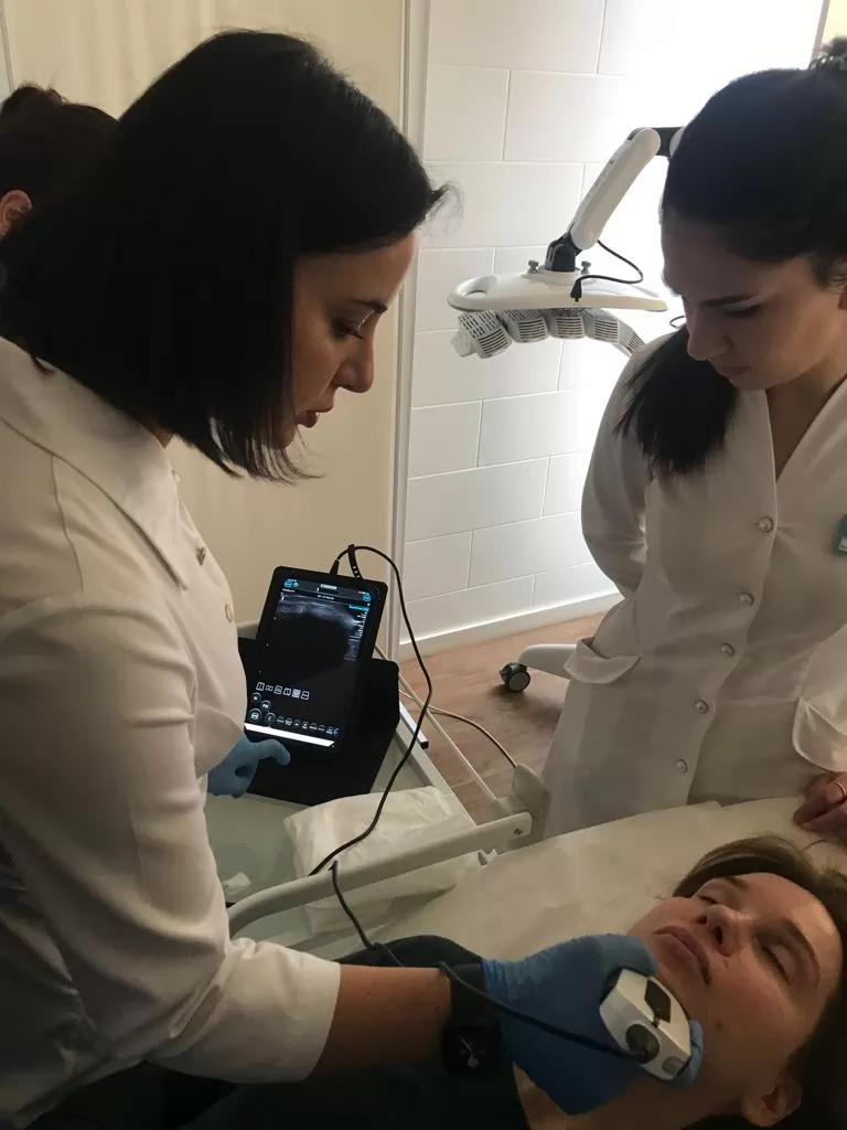 Portable ultrasound machines have become an increasingly popular tool for physical therapists to use in their practice. These machines are small, lightweight, and easy to transport, making them ideal for use in a variety of clinical settings.