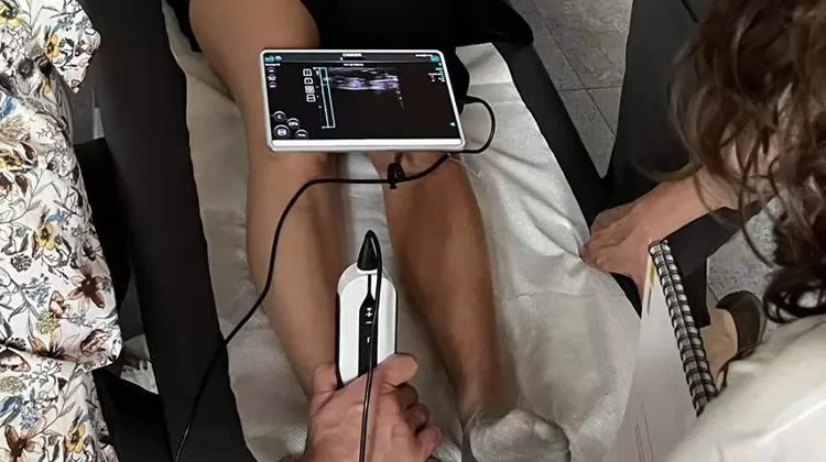 In addition to providing visual feedback, portable ultrasound machines can also be used to deliver therapeutic ultrasound waves. These waves penetrate deep into the soft tissues, promoting healing and reducing inflammation.